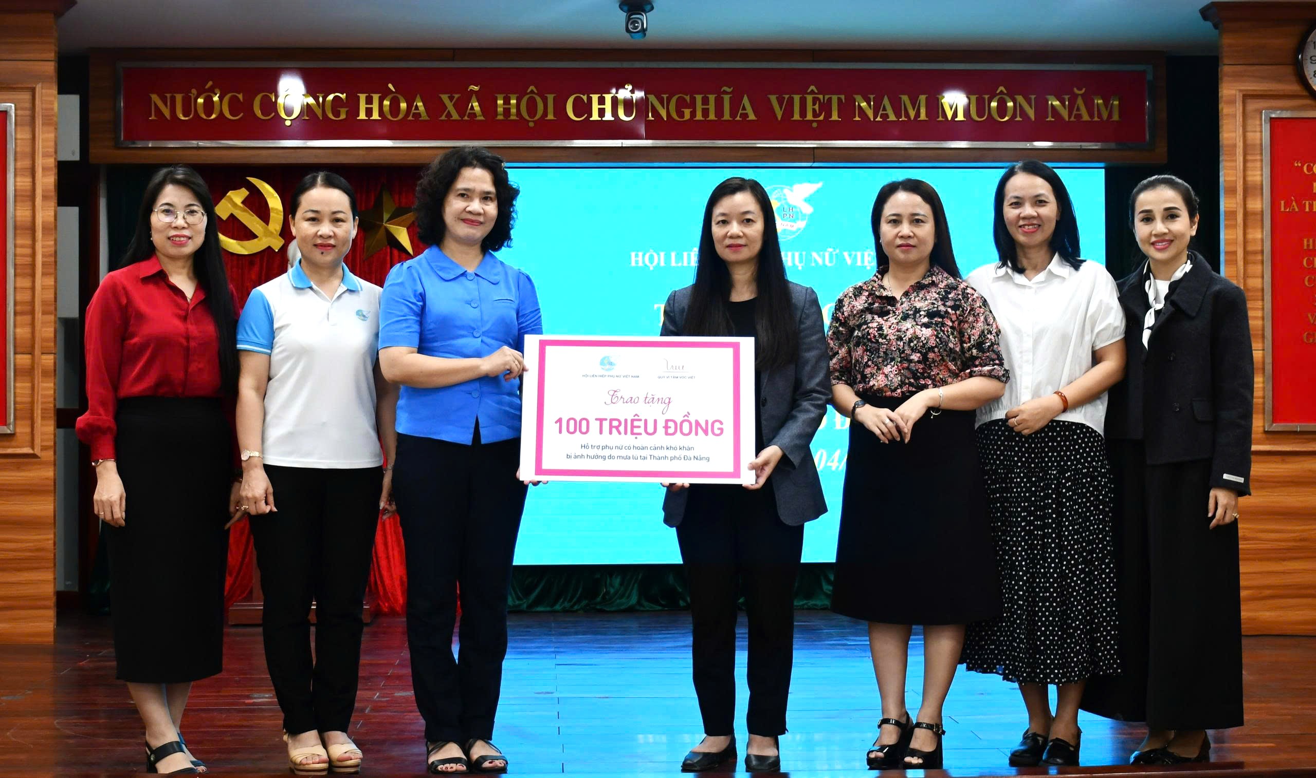 Quỹ Vì Tầm Vóc Việt trao tặng hơn 250 triệu đồng hỗ trợ người dân Đà Nẵng và Huế chịu thiệt hại bởi lũ